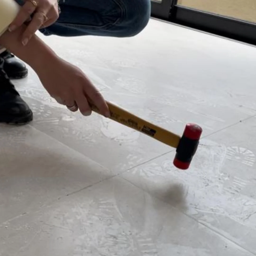 Inspeção de acabamento de piso com martelo de borracha