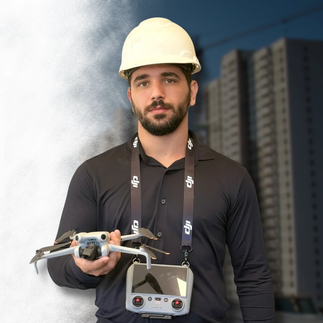 Engenheiro com drone inspecionando fachada de prédio