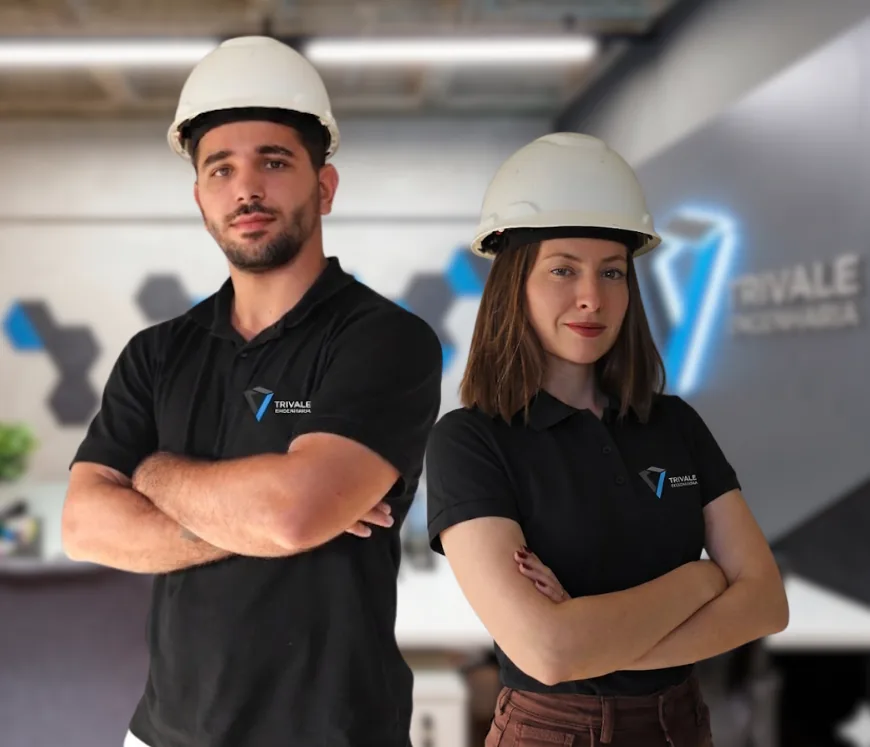 Dois engenheiros da Trivale com capacetes de segurança