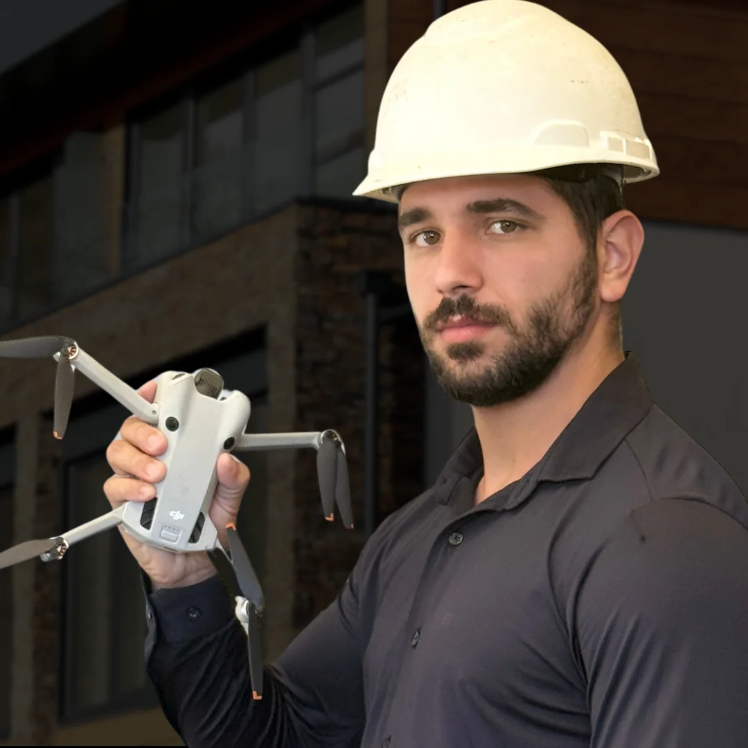 Engenheiro operando drone para inspeção de edifício