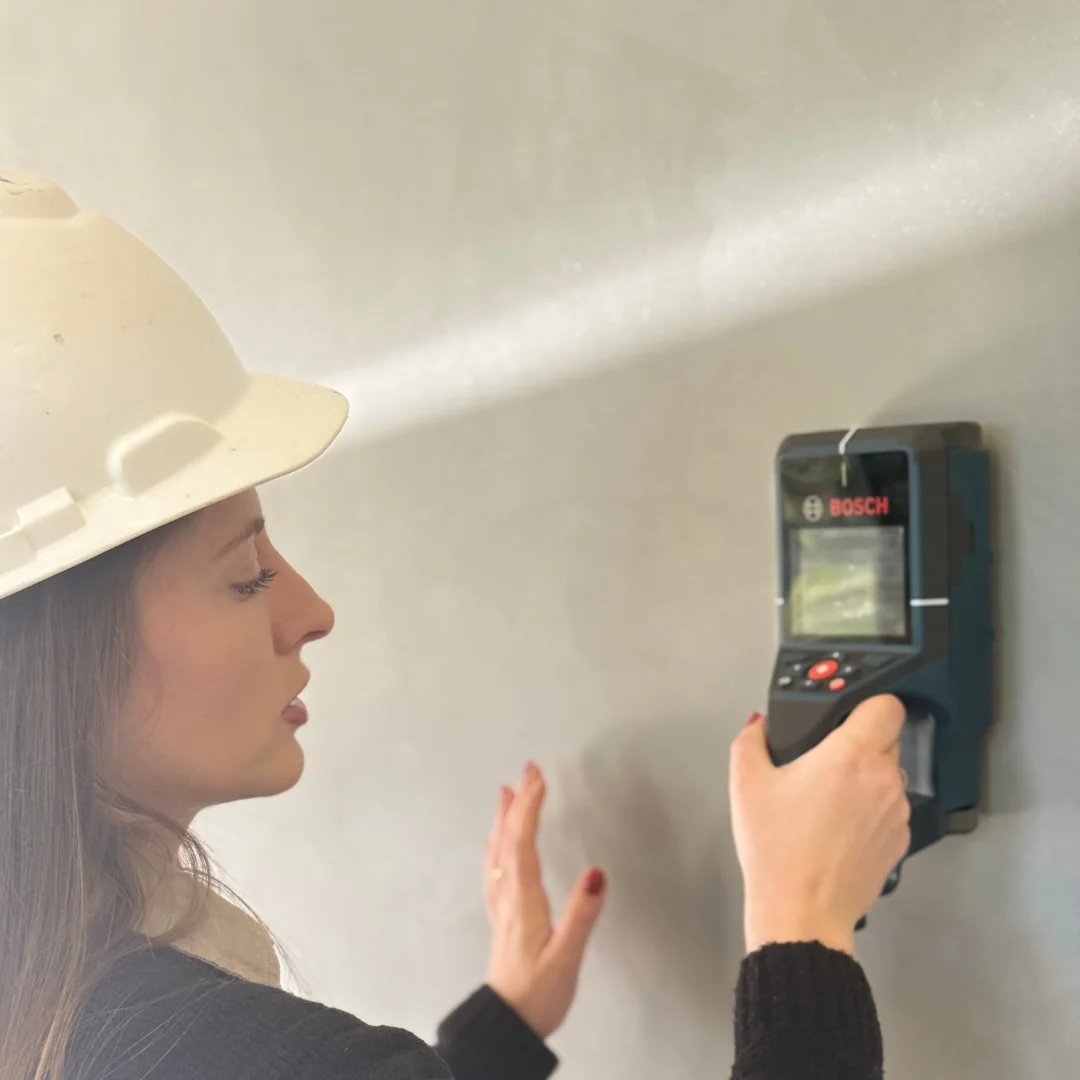 Engenheira realizando medição com equipamento de precisão