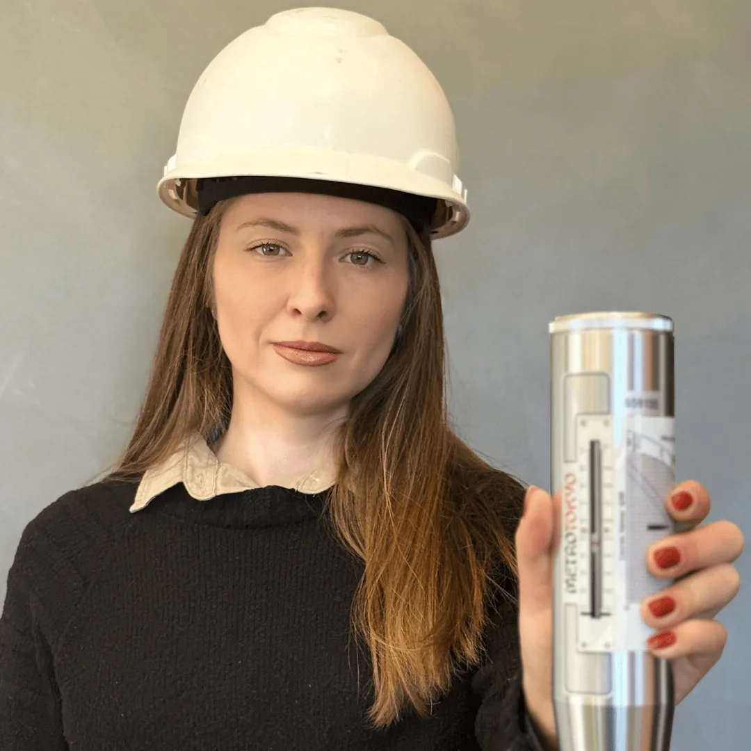 Engenheira segurando amostra de concreto para análise laboratorial
