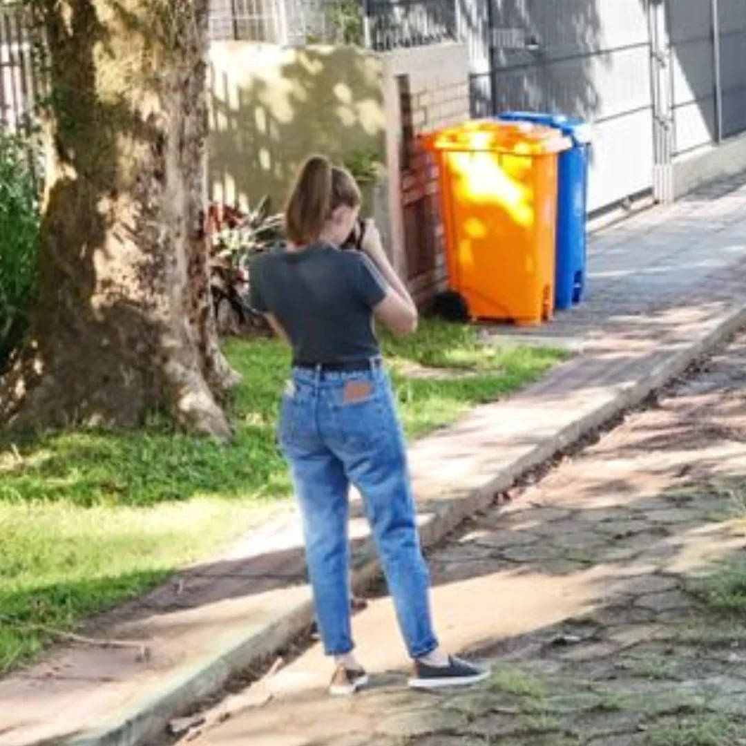 Engenheira inspecionando uma calçada com uma prancheta