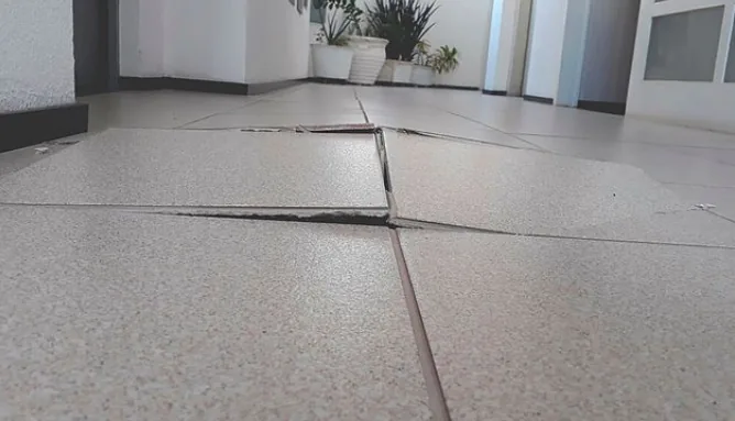 Revestimento de parede caindo e descascando